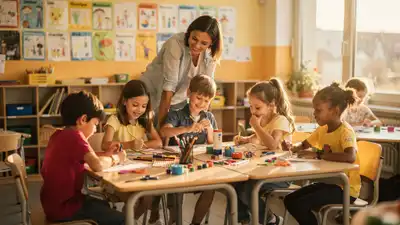 Lehrerin betreut lächelnd fünf Kinder beim Malen und Basteln an Tischen im bunten Klassenzimmer.