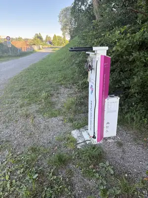 Fahrrad-Reparaturstation mit Luftpumpe und Werkzeug am Radweg